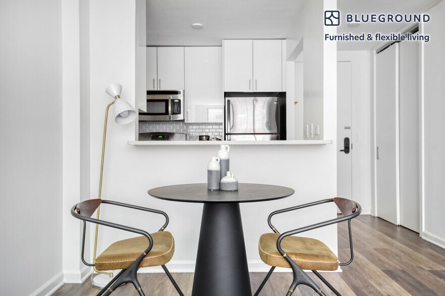 Building Photo - 520 W 43rd St
