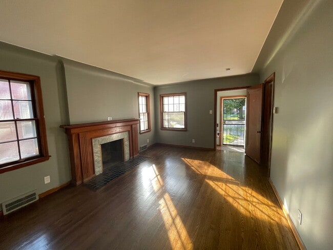 Building Photo - Showing Sat @ Noon!! New floors, paint etc! You'll love this house!!