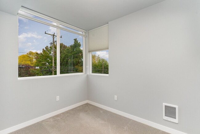 Building Photo - 3 Bd / 2.5 Ba Seattle Townhome