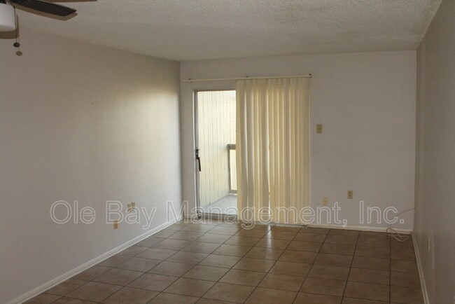 Building Photo - 233 Riverbend Dr