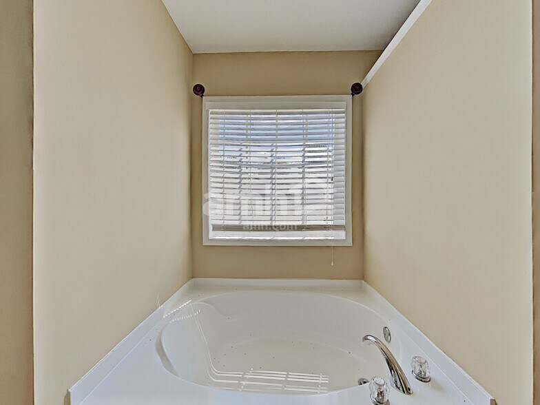 Building Photo - 327 Meadowcrest Cir