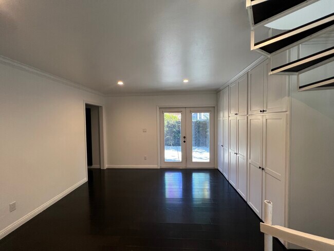 Building Photo - 6121 Glen Holly St