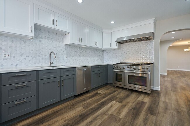 Building Photo - Aqua Vista - Entertainers Playhouse