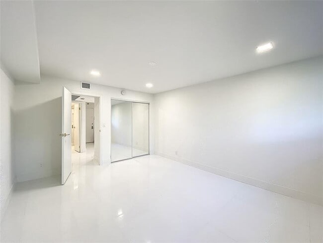 Building Photo - 20329 W Country Club Dr