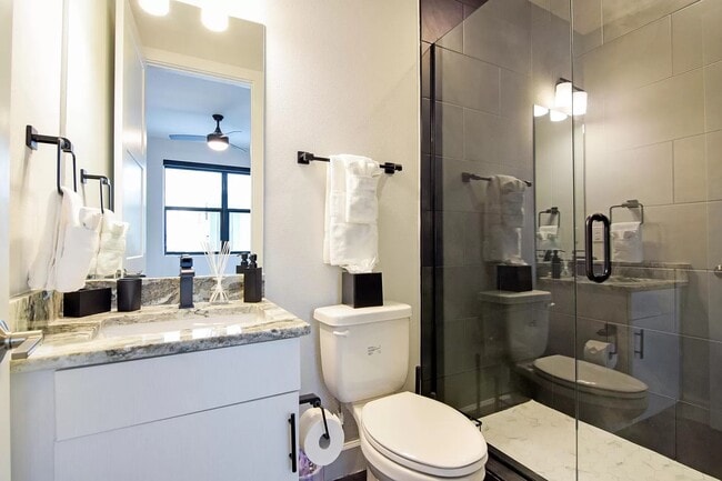 Building Photo - 1332 W Gray St