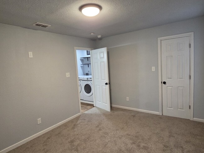 Building Photo - 2001 N Lincoln Ave