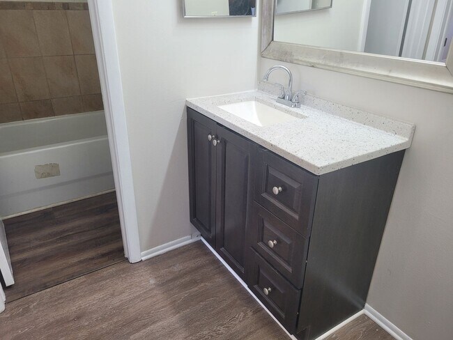 Building Photo - FOR RENT!! CUTE AND COZY 2 BED 1.5 BATH WITH GARAGE (MOVE IN SPECIAL)...