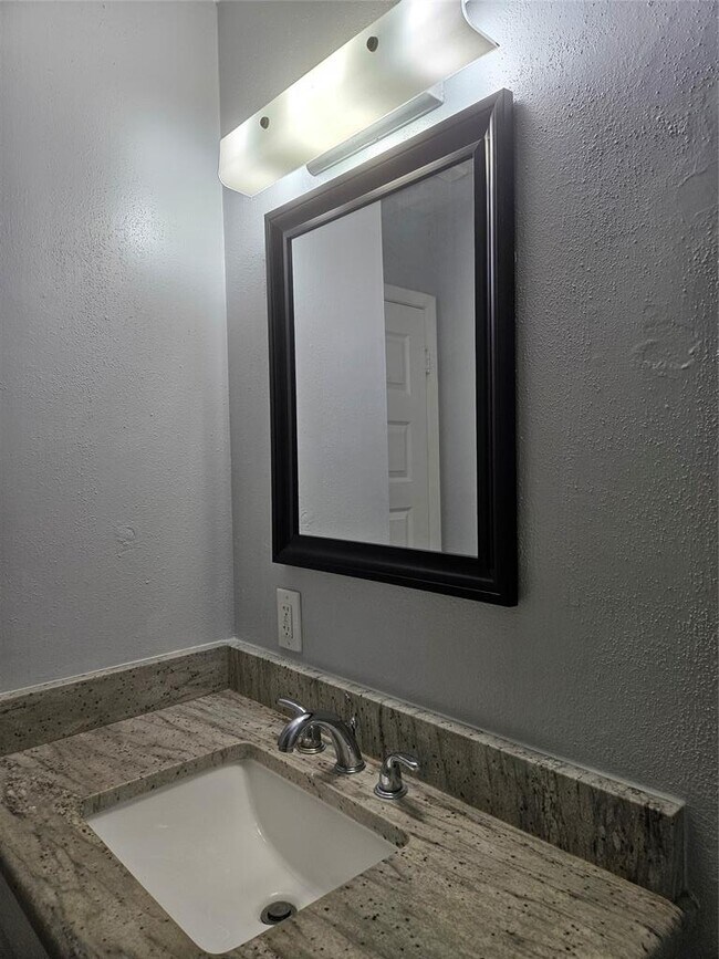 Building Photo - 2305 Cottonwood Dr