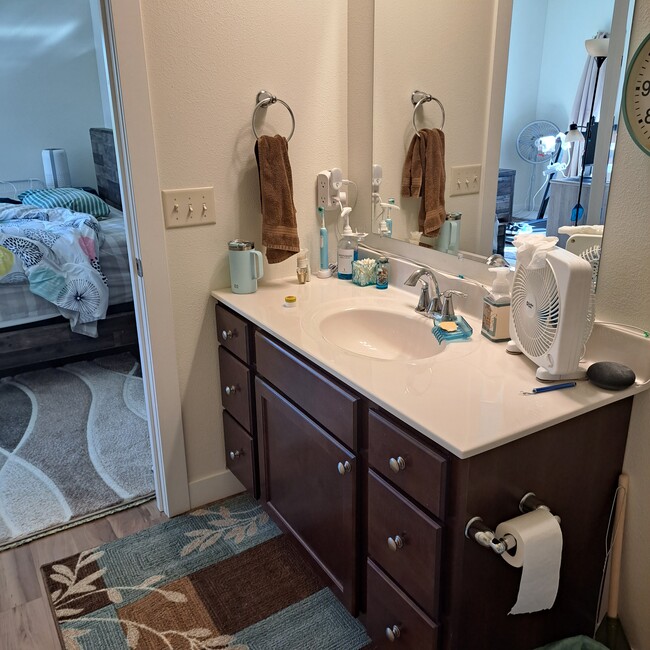 Main Bathroom off the Bedroom - 916 Cedar Dr