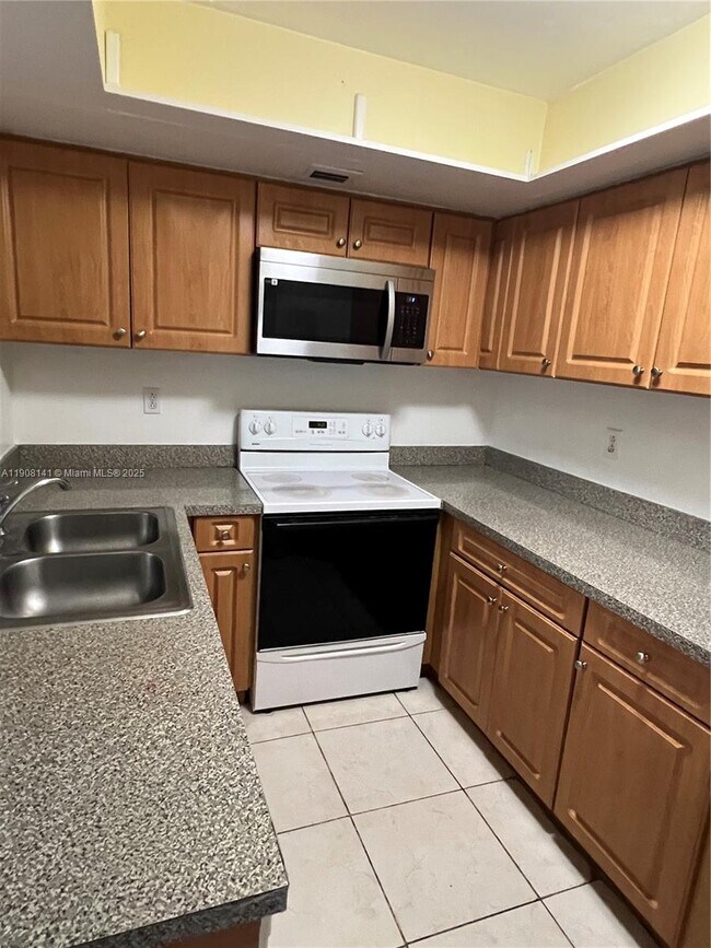 Building Photo - 8205 SW 152nd Ave