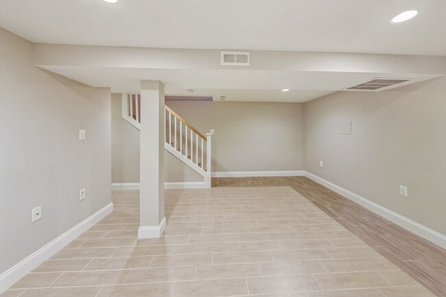 Building Photo - Beautiful TH - 4 bedroom + 3.5 BA - 7 mo -...