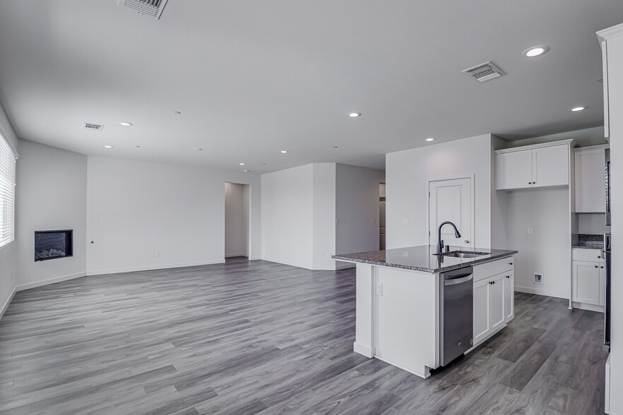 Building Photo - 15017 Maryvale Ave