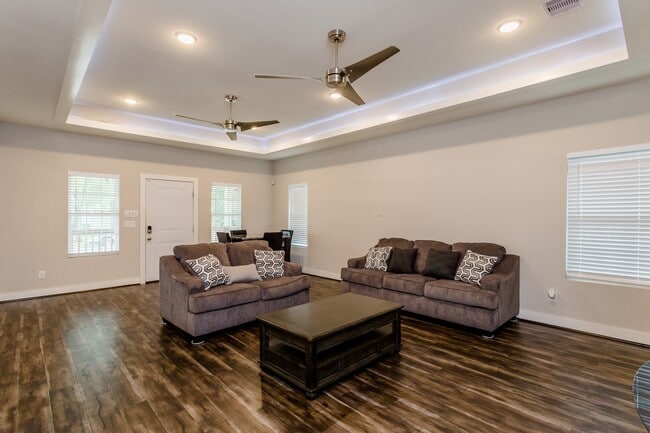 Building Photo - 110 Amundsen St