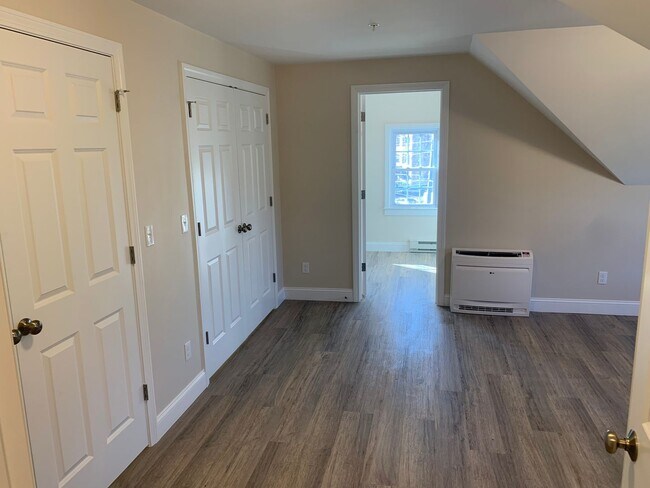 Building Photo - 129 Kenoza Ave