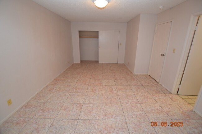 Building Photo - 2108 Mariposa Ave