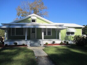 Building Photo - Beautiful 3 bedroom, 2 bath house on a lar...