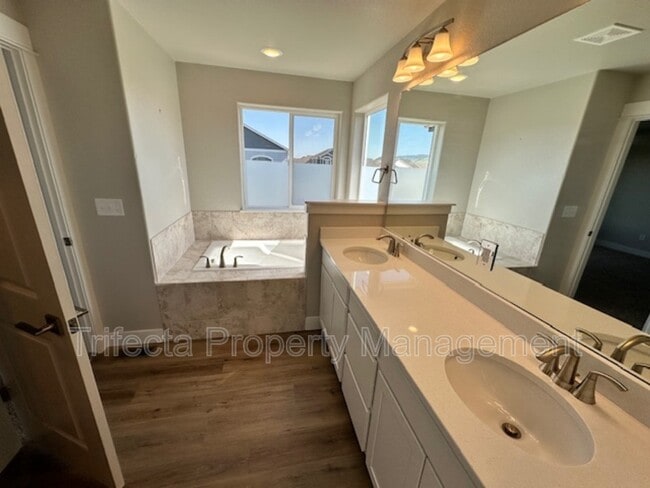 Building Photo - 5403 Vona Dr