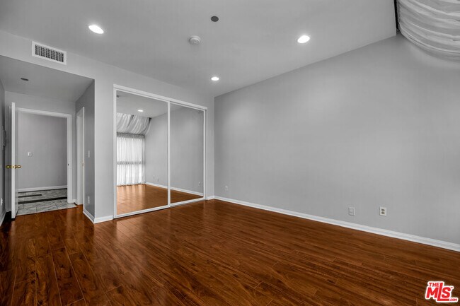 Building Photo - 125 N Gale Dr