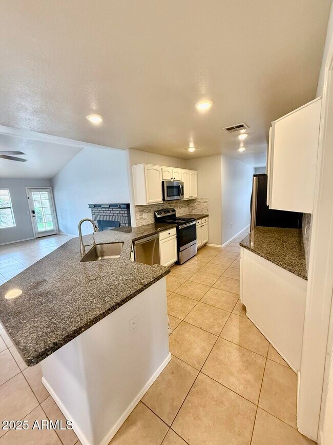 Building Photo - 646 N Cobblestone St