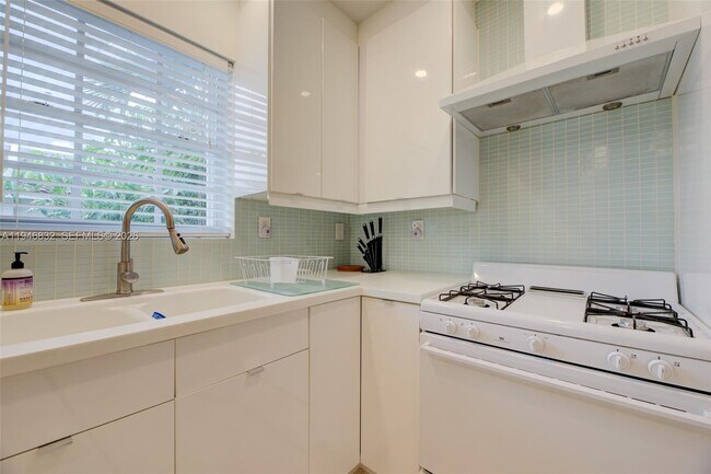 Building Photo - 1125 99th St