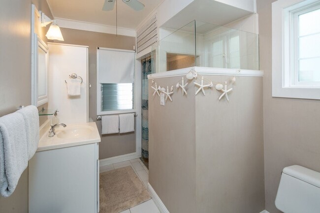 Building Photo - Steps from beautiful Kailua Beach, fully furnished 3 bedroom, 2 bath single family home