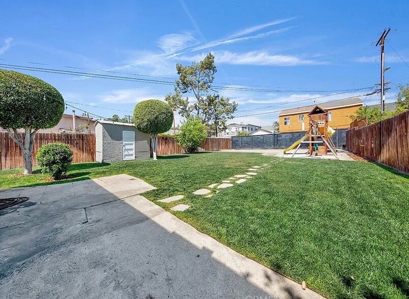 Building Photo - 131 E Ave 45