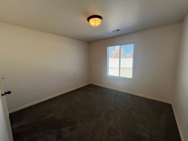 Building Photo - 2 Bedroom - 1 bath - Beautiful Views and G...