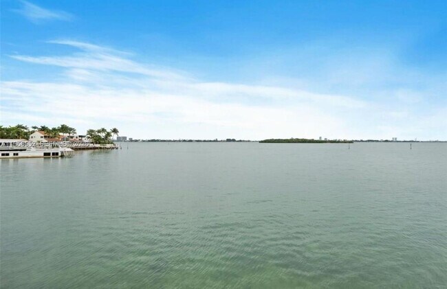 Building Photo - 1800 NE 114th St