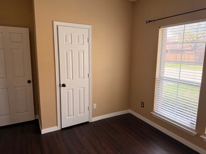 Building Photo - 10133 Sanden Dr