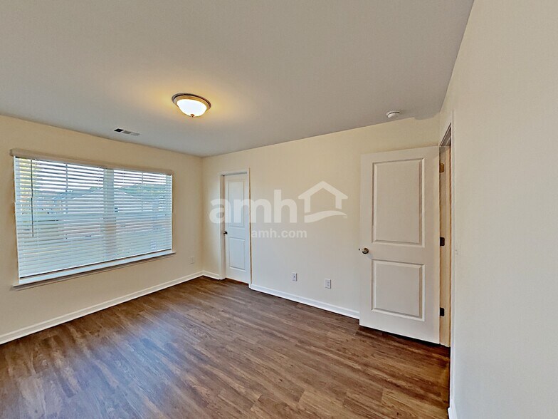 Building Photo - 561 Camp dr