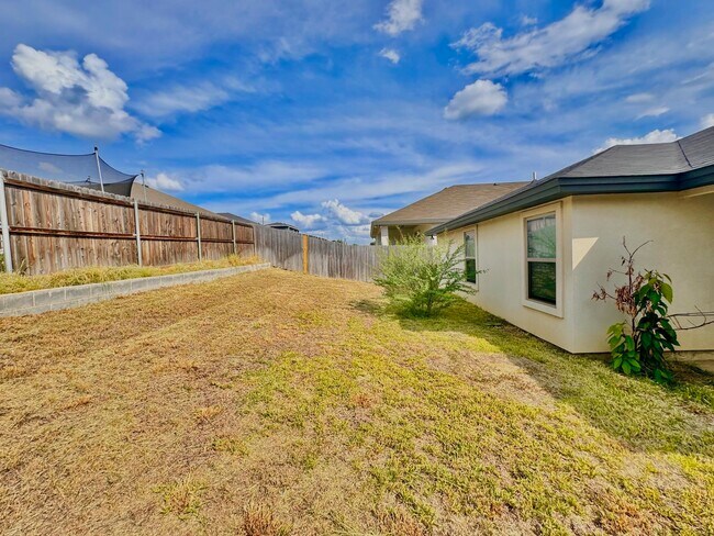 Building Photo - 1009 La Muralla St