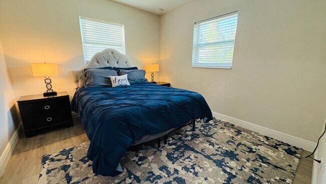 Building Photo - Spacious 4-bedroom 2-bathroom pool home