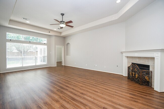 Building Photo - 707 New Pines Dr
