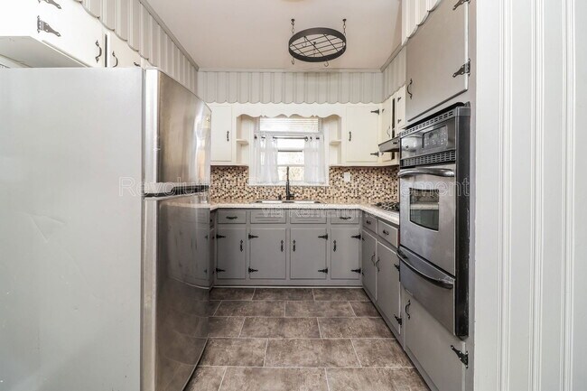 Building Photo - 24 Chestnut Dr