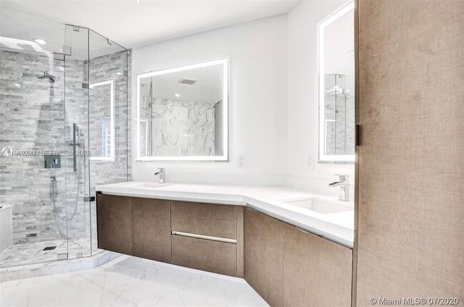 Building Photo - 851 NE 1st Ave