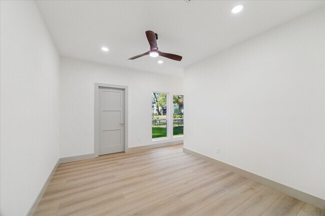 Building Photo - 2306 Mill Lake Dr