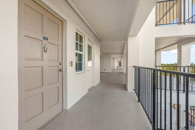 Building Photo - 3050 N Palm Aire Dr