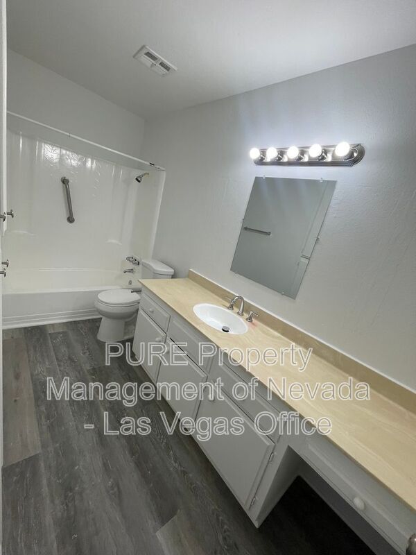 Building Photo - 1405 E Vegas Valley Dr