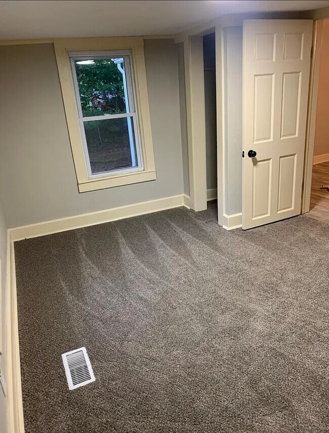 Building Photo - 2 bedrooms, great location!