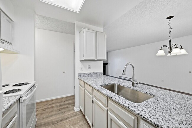 Building Photo - $1,470.95 - 2 Bed, 1 Bath Condo in Aurora with In Unit Laundry!