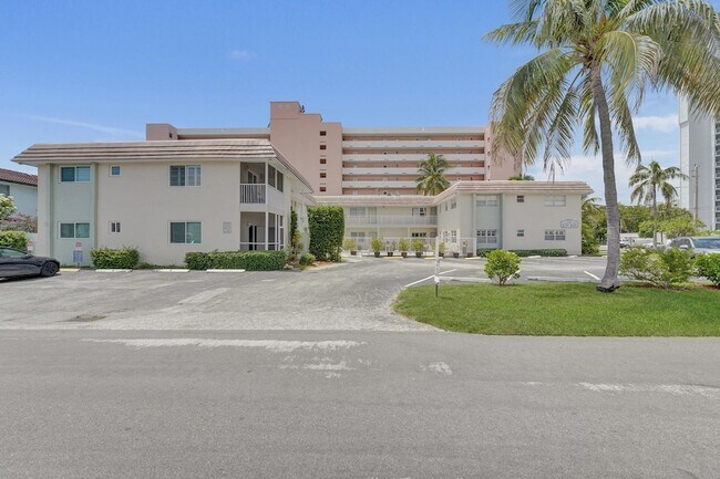 Building Photo - 1450 N Riverside Dr