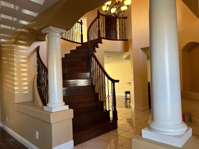 Building Photo - 6 bedroom Home With Pool and Basement