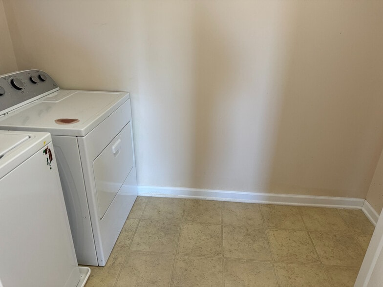 Building Photo - Room in House on Kinsley Pl