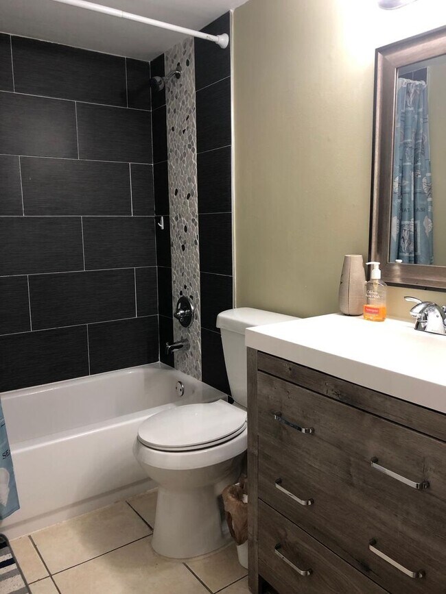 Building Photo - 2Bed / 2 Bath