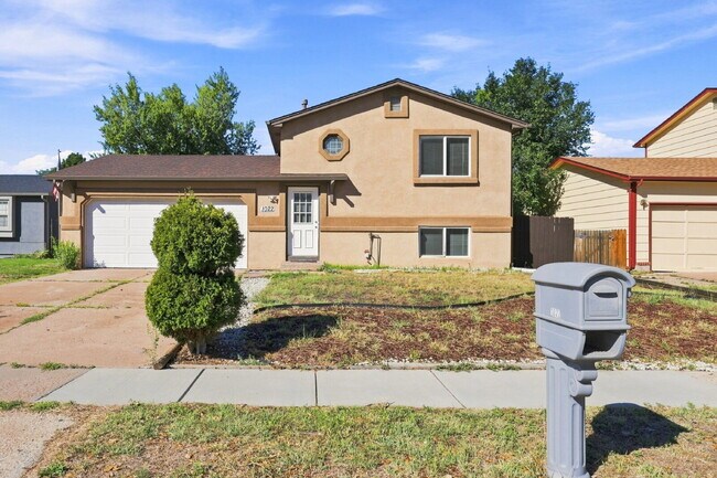 Building Photo - $1,895.95 3-bed, 1.5-bathroom located in Colorado Springs with a washer and dryer.