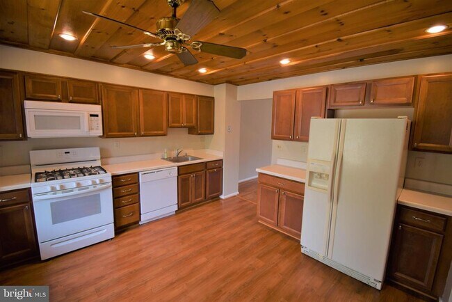Building Photo - 8243 Cedar Landing Ct