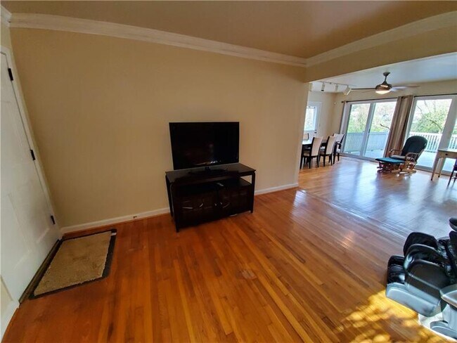 Building Photo - 613 Clairmont Cir