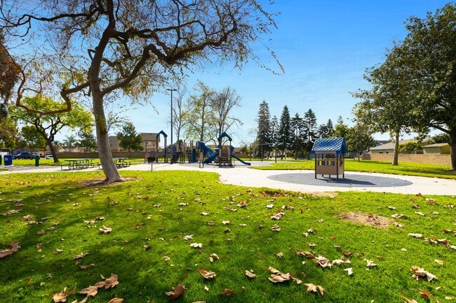 Building Photo - Beautifully maintained Tuscan-style custom home