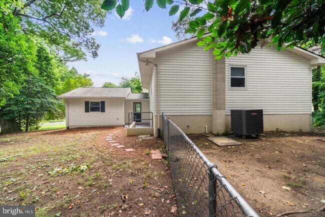 Building Photo - 100 Oak Dr