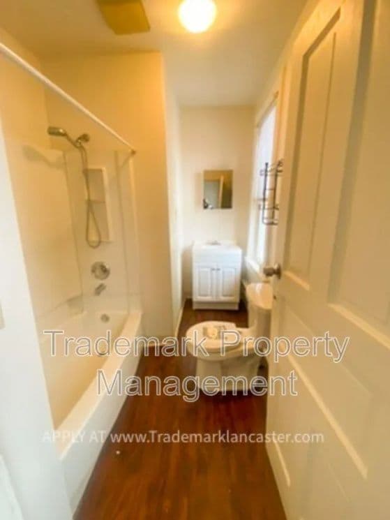 Building Photo - 517 W James St